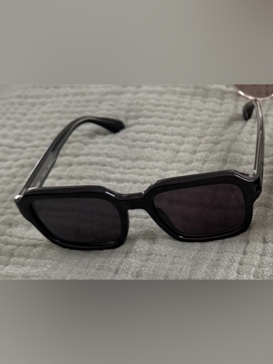 Quay Australia Accessories - Quay Australia Playback Sunglasses in Black